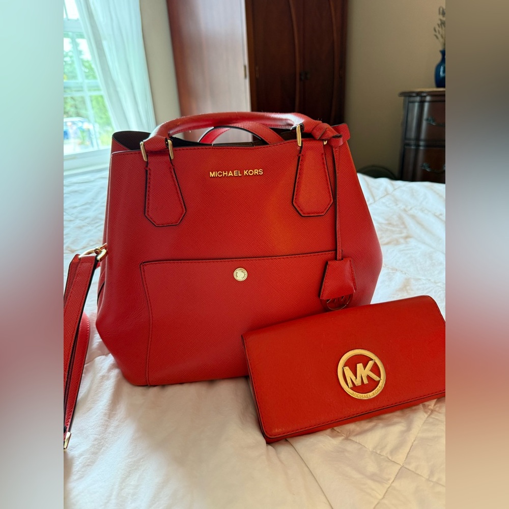 Michael Kors Greenwich large leather bucket grab bag with matching wallet&strap